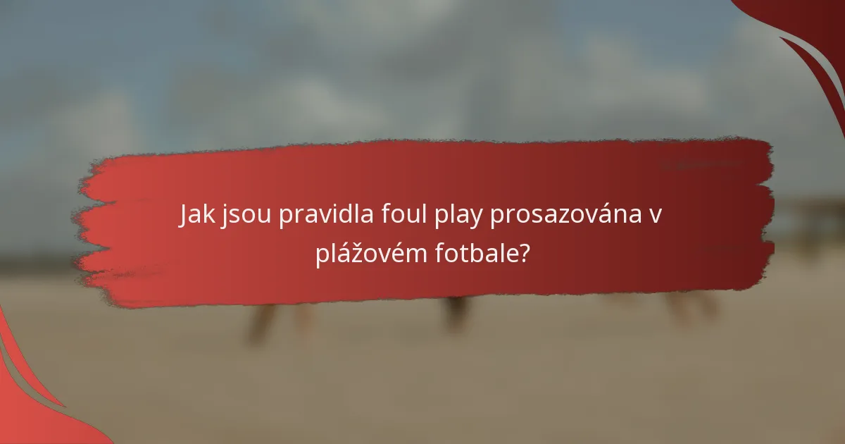 Jak jsou pravidla foul play prosazována v plážovém fotbale?